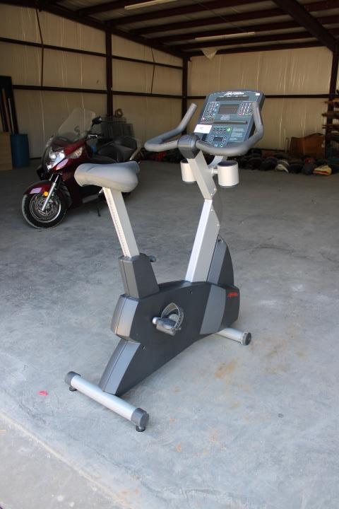 Life Fitness Integrity Series CLSC Upright Lifecycle